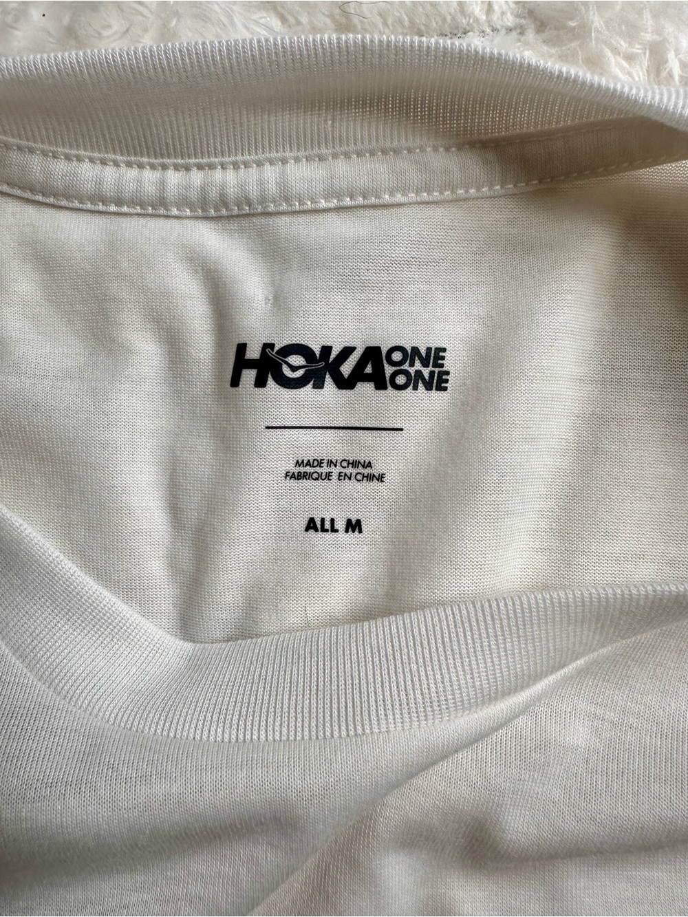 HOKA Unisex size Medium SLEEVELESS Top NWT sz M Clean and Crisp!